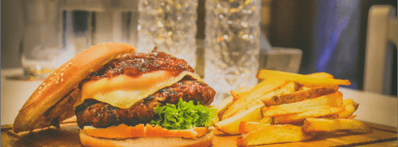 ハンバーガーとポテトとドリンクのセット