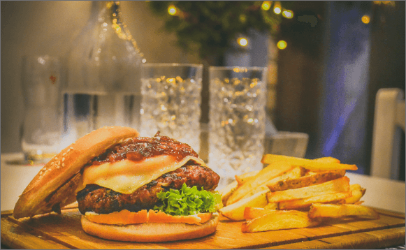 ハンバーガーとポテトとドリンクのセット